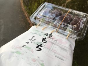 詩仙堂そばの鳩もち