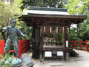 八大神社の宮本武蔵像