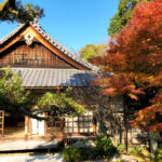 金福寺の建物と紅葉