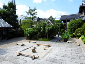 法住寺の境内
