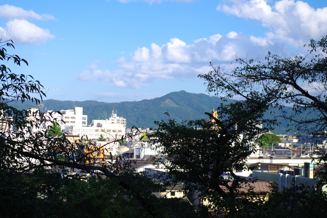 建勲神社から大文字山が見える風景