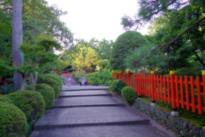 建勲神社の境内（中層）